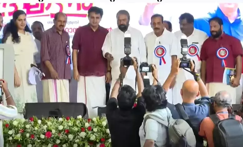 തലസ്ഥാനത്തെ സ്മാർട് സിറ്റി റോഡുകളുടെ   ക്രെഡിറ്റിനെ ചൊല്ലി  എം.ബി രാജേഷ് -മുഹമ്മദ് റിയാസ് പോര്