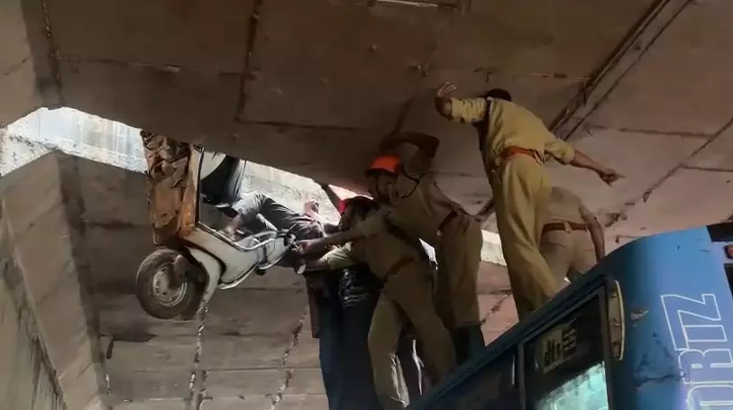 കൊയിലാണ്ടിയിൽ അപകടത്തിൽപെട്ട് ഓവർ ബ്രിഡ്ജിൽ തൂങ്ങിക്കിടന്ന ബൈക്ക് യാത്രികന് രക്ഷകരായി ഫയര്ഫോഴ്സ് കൊയിലാണ്ടിയിൽ അപകടത്തിൽപെട്ട് ഓവർ ബ്രിഡ്ജിൽ തൂങ്ങിക്കിടന്ന ബൈക്ക് യാത്രികന് രക്ഷകരായി ഫയര്ഫോഴ്സ്