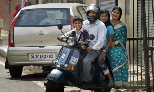 ഉയർന്ന ചെലവുകൾക്കും കുറഞ്ഞ ശമ്പളത്തിനുമിടയിൽ രണ്ടറ്റം കൂട്ടിമുട്ടിക്കാൻ പാടുപെടുന്ന മധ്യവർഗം