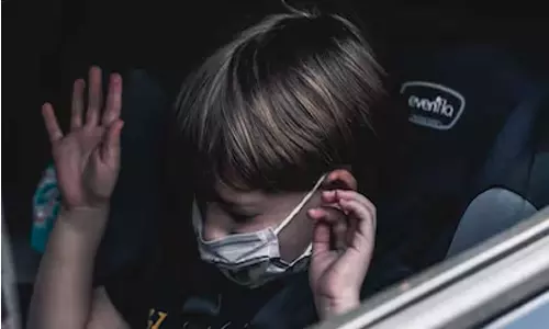 കുട്ടികളെ കാറിലിരുത്തി മദ്യപിക്കാൻ പോയി; രണ്ട് അമേരിക്കൻ യുവതികൾ കസ്റ്റ‍ഡിയിൽ