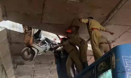 കൊയിലാണ്ടിയിൽ അപകടത്തിൽപെട്ട് ഓവർ ബ്രിഡ്ജിൽ തൂങ്ങിക്കിടന്ന ബൈക്ക് യാത്രികന് രക്ഷകരായി ഫയര്‍ഫോഴ്സ്