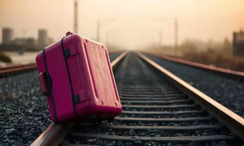 പ്രായപൂർത്തിയാകാത്ത കുട്ടിയുടെ മൃതദേഹം സ്യൂട്ട് കേസിലാക്കി റെയിൽവേ ട്രാക്കിൽ