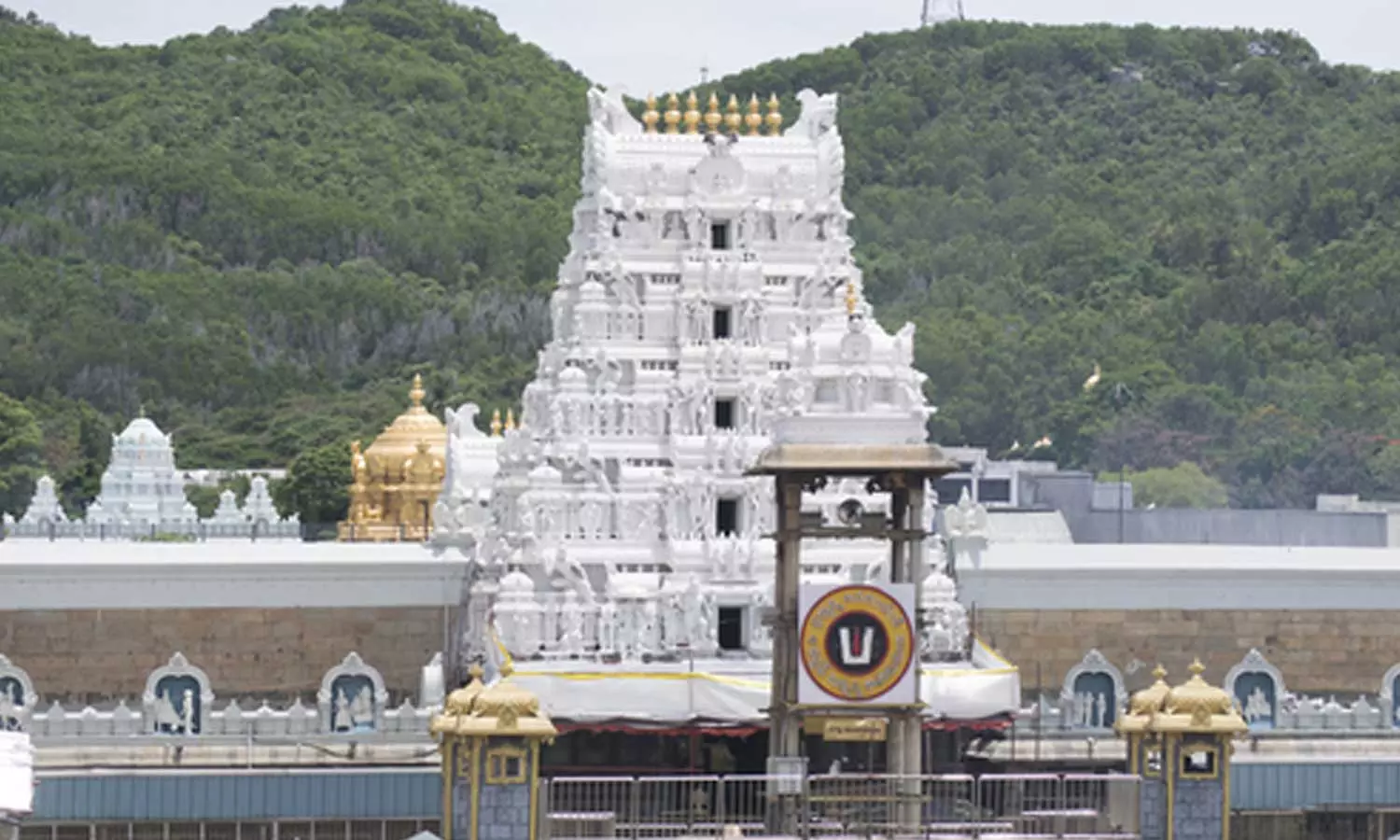 ക്ഷേത്ര സുരക്ഷയില് ആശങ്ക; തിരുമല തിരുപ്പതി ക്ഷേത്രത്തില് മുഖം തിരിച്ചറിയാനുള്ള എഐ സാങ്കേതിക വിദ്യ സ്ഥാപിക്കുന്നു ക്ഷേത്ര സുരക്ഷയില് ആശങ്ക; തിരുമല തിരുപ്പതി ക്ഷേത്രത്തില് മുഖം തിരിച്ചറിയാനുള്ള എഐ സാങ്കേതിക വിദ്യ സ്ഥാപിക്കുന്നു