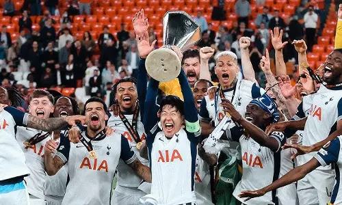 ഒടുവിൽ ടോട്ടനത്തിന് കിരീടമുത്തം; യൂറോപ്പ ലീഗ് ഫൈനലിൽ യുനൈറ്റഡിനെ മലർത്തിയടിച്ചു ഒടുവിൽ ടോട്ടനത്തിന് കിരീടമുത്തം; യൂറോപ്പ ലീഗ് ഫൈനലിൽ യുനൈറ്റഡിനെ മലർത്തിയടിച്ചു