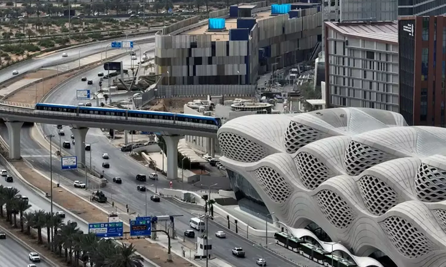 റിയാദ് മെട്രോ ജനകീയമായതോടെ ടാക്‌സികൾക്ക് കനത്ത തിരിച്ചടി; നിരക്കിളവിന് സാധ്യത