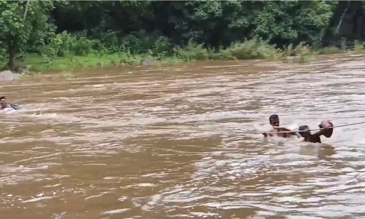 കനത്ത മഴ; മലപ്പുറത്ത് ആദിവാസി കുടുംബങ്ങൾ ഒറ്റപ്പെട്ടു കനത്ത മഴ; മലപ്പുറത്ത് ആദിവാസി കുടുംബങ്ങൾ ഒറ്റപ്പെട്ടു