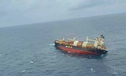 അറബിക്കടലിൽ കപ്പലിൽ നിന്നും കാർഗോകൾ വീണു; ജനങ്ങൾക്ക് ജാഗ്രതാ നിർദേശം