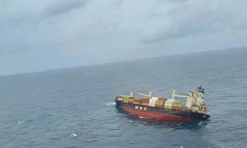 അറബിക്കടലിൽ കപ്പൽ അപകടത്തിൽപ്പെട്ടു; അപകടകരമായ വസ്തുക്കൾ കടലിൽ വീണു