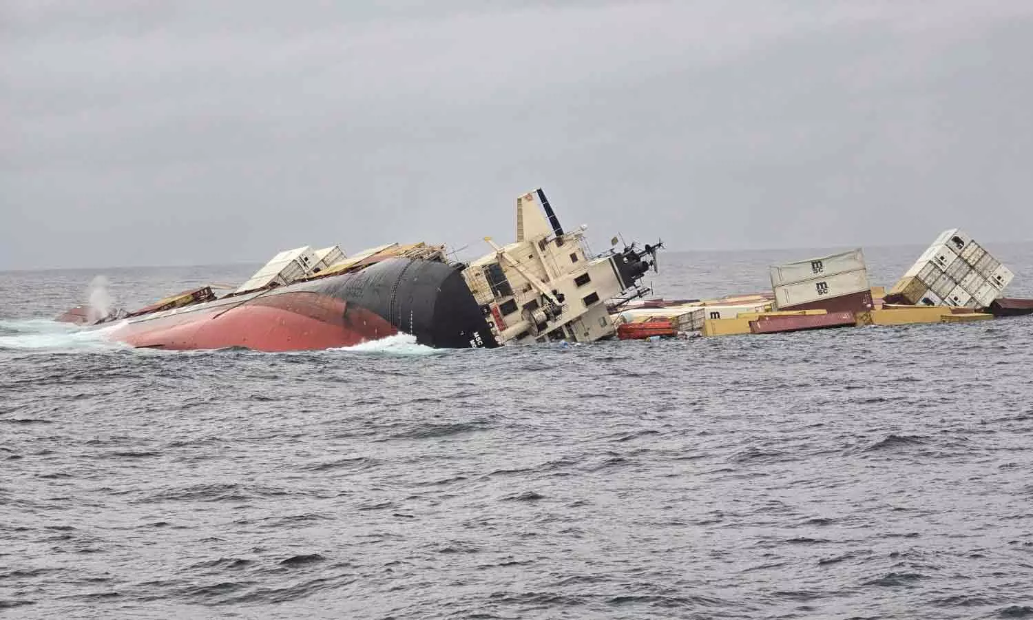 കണ്ടെയ്‌നറുകൾ തൊടരുത്, അടുത്ത് പോകരുത്; ശേഖർ കുര്യാക്കോസ്