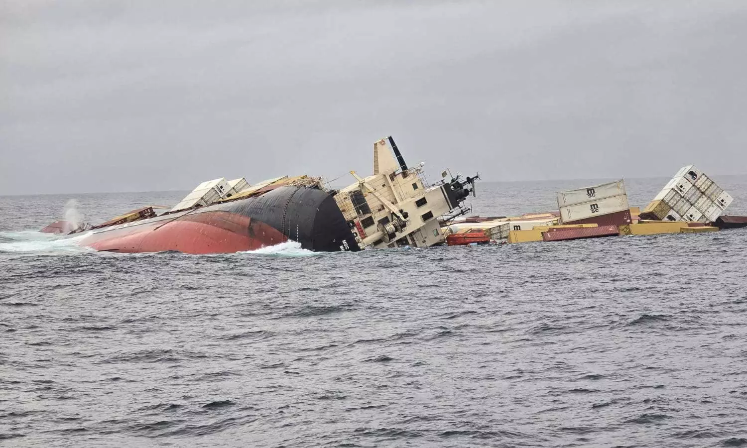 മുങ്ങിയ കപ്പലിൽ 643 കണ്ടെയ്നറുകൾ, നാൽപതെണ്ണം ഒഴുകിപ്പോയി,13 ൽ അപകടകരമായ രാസവസ്തുക്കൾ