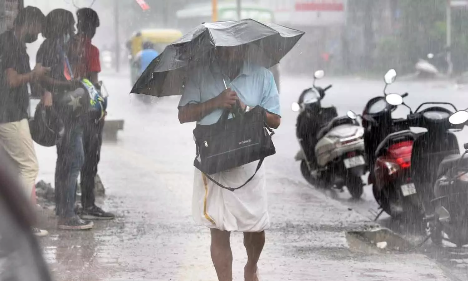ശക്തമായ മഴയിൽ വടക്കൻ കേരളത്തിലും വ്യാപക നാശനഷ്ടം; പാലക്കാടും കോഴിക്കോടും വെള്ളക്കെട്ടിൽ വീണ് രണ്ട് മരണം