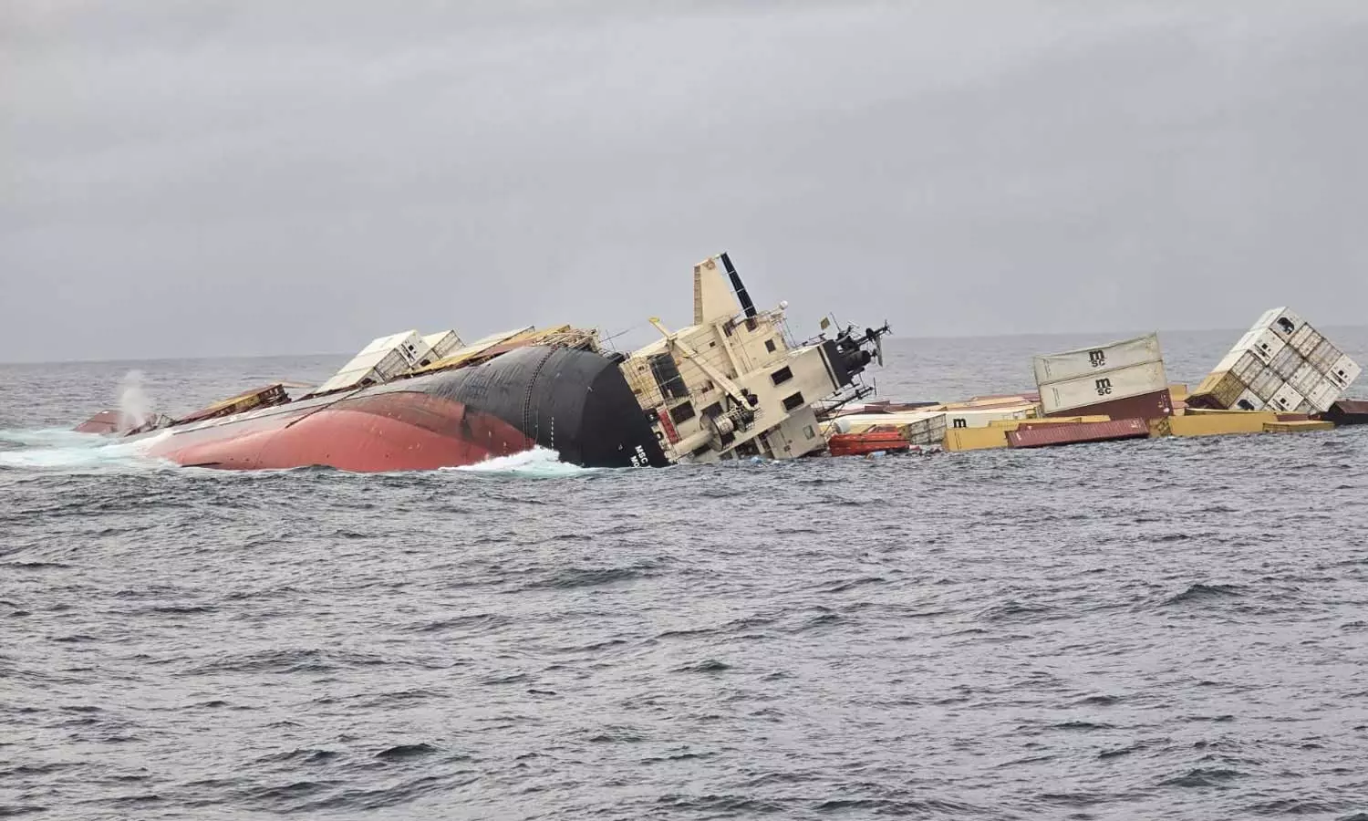 കൊച്ചി കപ്പൽ അപകടം: നൂറോളം കണ്ടെയ്നറുകൾ കടലിൽ വീണെന്ന് വിലയിരുത്തൽ