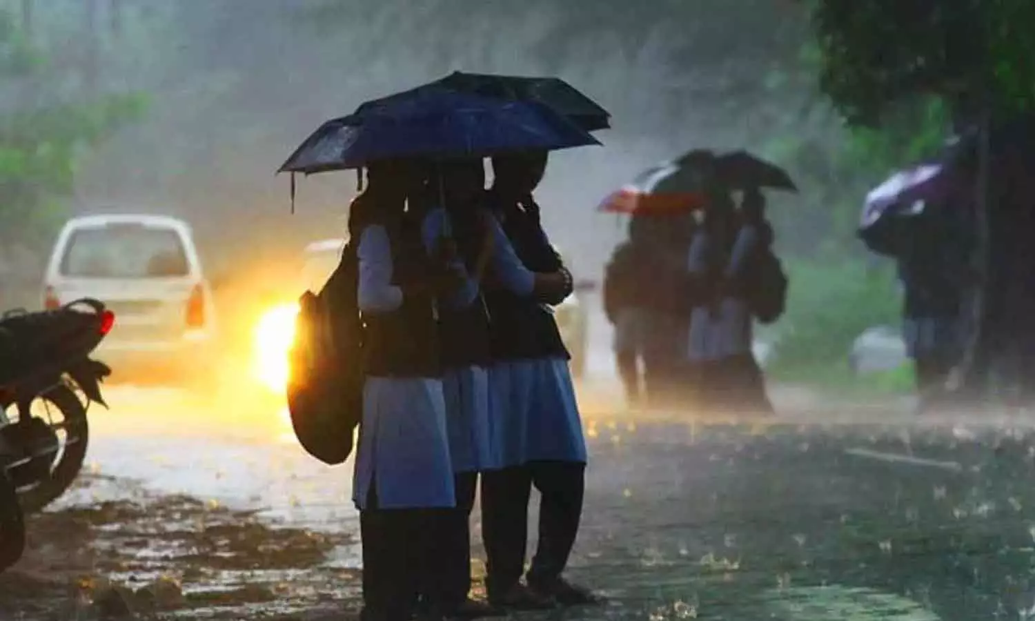 കനത്ത മഴ: 10 ജില്ലകളിൽ നാളെ വിദ്യാഭ്യാസ സ്ഥാപനങ്ങൾക്ക് അവധി