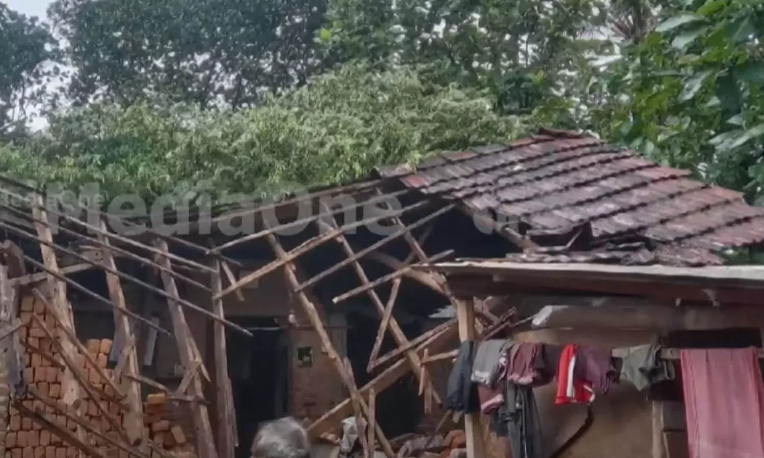 പാലക്കാട് വടക്കഞ്ചേരിയിൽ മരം വീണ് വീട് തകർന്നു; നാലുപേർക്ക് പരിക്ക് പാലക്കാട് വടക്കഞ്ചേരിയിൽ മരം വീണ് വീട് തകർന്നു; നാലുപേർക്ക് പരിക്ക്