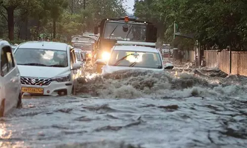 ഡൽഹിയിൽ ശക്തമായ മഴ; വിമാന സർവീസുകളെ ബാധിച്ചു, പലയിടത്തും വെള്ളക്കെട്ട്