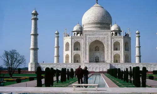 താജ്മഹലിന്റെ സംരക്ഷണം വെറും പേപ്പറില്‍ മാത്രം ഒതുങ്ങി; കേന്ദ്രത്തിനും യുപി സര്‍ക്കാരിനും വിമര്‍ശനം