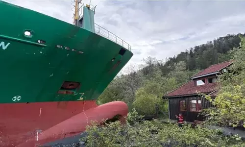 ഉറക്കമുണര്‍ന്നപ്പോള്‍ കണ്ടത് വീടിന് മുന്നില്‍ കൂറ്റന്‍ കപ്പല്‍; രക്ഷപ്പെട്ടത് തലനാരിഴക്ക്