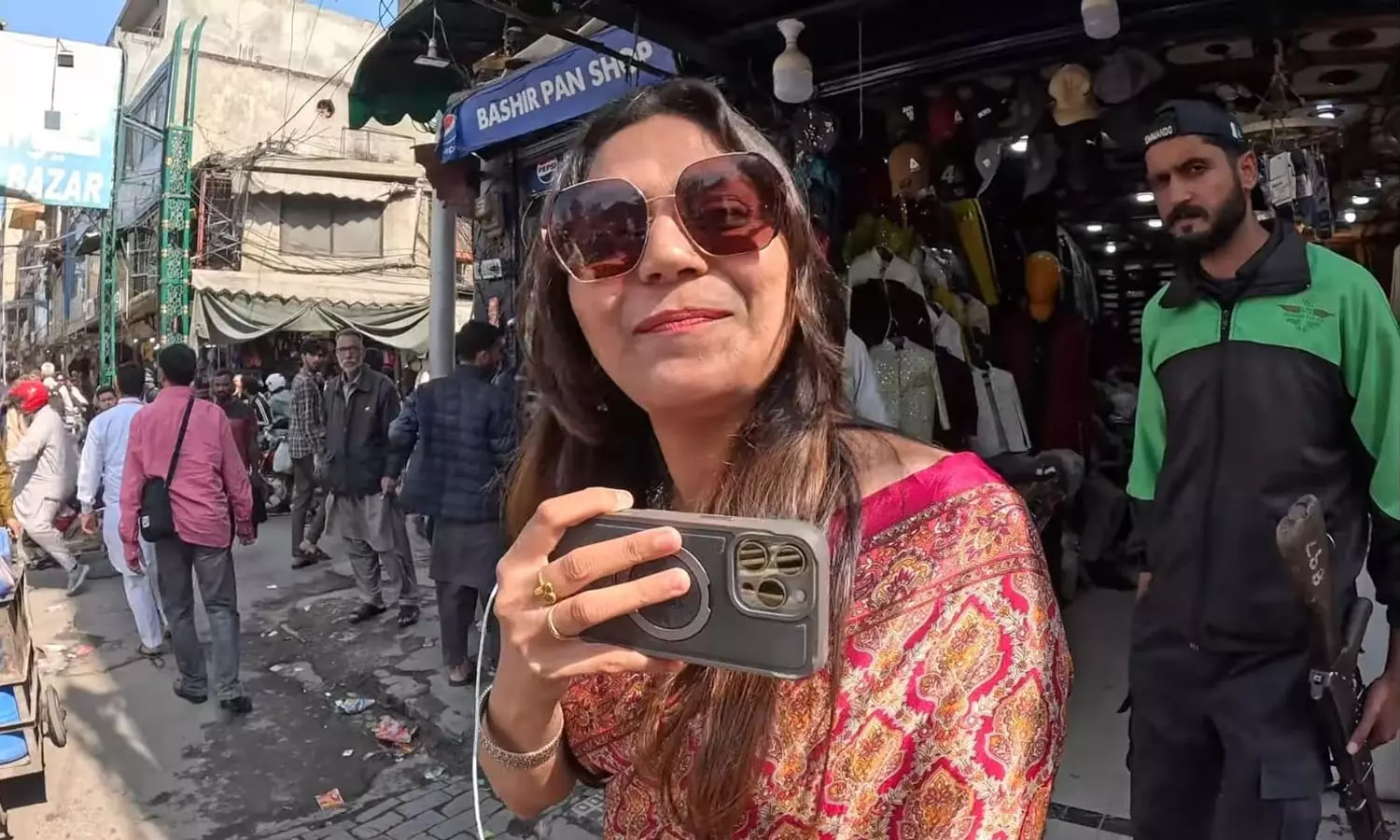 ചാരക്കേസ്; ജ്യോതി മൽഹോത്ര പാകിസ്താൻ സന്ദർശിച്ചത് തോക്കുധാരികളുടെ സുരക്ഷയിൽ; ചർച്ചയായി സ്കോട്ടിഷ് വ്ളോഗറുടെ വിഡിയോ ചാരക്കേസ്; ജ്യോതി മൽഹോത്ര പാകിസ്താൻ സന്ദർശിച്ചത് തോക്കുധാരികളുടെ സുരക്ഷയിൽ; ചർച്ചയായി സ്കോട്ടിഷ് വ്ളോഗറുടെ വിഡിയോ