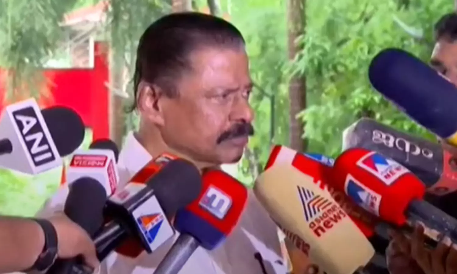 കരുവന്നൂർ കള്ളപ്പണക്കേസ്: കുറ്റപത്രം രാഷ്ട്രീയപ്രേരിതം, പാര്ട്ടിക്കോ നേതാക്കള്ക്കോ ബന്ധമില്ല; എം.വി ഗോവിന്ദൻ കരുവന്നൂർ കള്ളപ്പണക്കേസ്: കുറ്റപത്രം രാഷ്ട്രീയപ്രേരിതം, പാര്ട്ടിക്കോ നേതാക്കള്ക്കോ ബന്ധമില്ല; എം.വി ഗോവിന്ദൻ