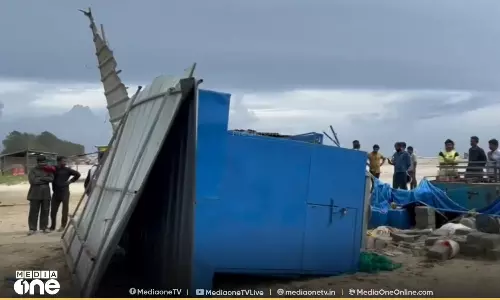 ആലപ്പുഴയിൽ കാറ്റിൽ കടയുടെ മേൽക്കൂര വീണ് പതിനെട്ടുകാരി മരിച്ചു