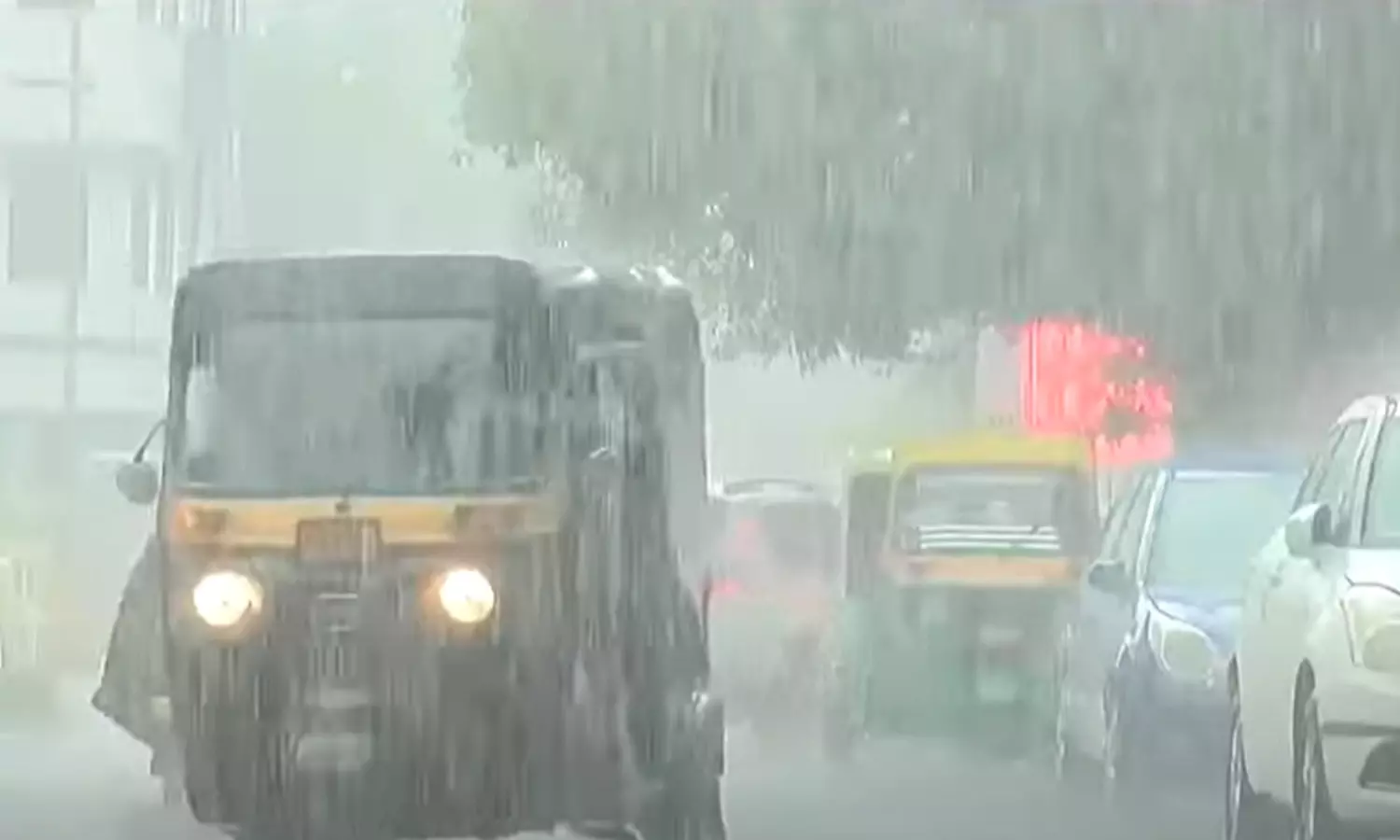 ഇന്നും കനത്ത മഴയ്ക്ക് സാധ്യത; മൂന്ന് ജില്ലകളില് റെഡ് അലർട്ട് ഇന്നും കനത്ത മഴയ്ക്ക് സാധ്യത; മൂന്ന് ജില്ലകളില് റെഡ് അലർട്ട്