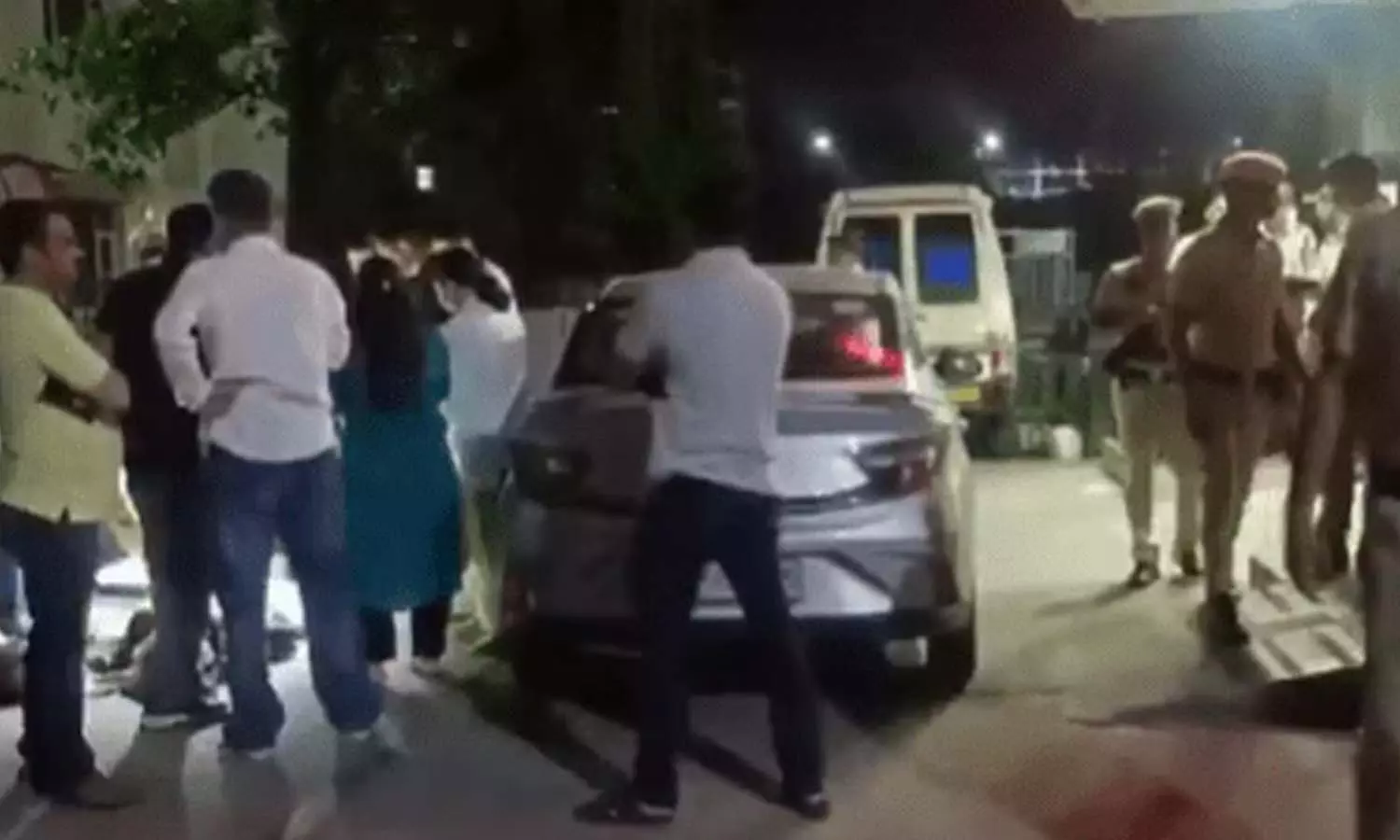 കാറിനുള്ളില്‍ ഒരു കുടുംബത്തിലെ ഏഴ് പേര്‍ മരിച്ച നിലയില്‍; ആത്മഹത്യകുറിപ്പ് കണ്ടെത്തി