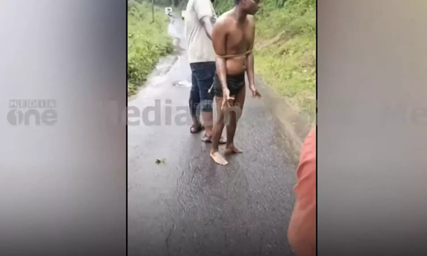 വാഹനത്തിന് മുന്നിൽ ചാടി: അട്ടപ്പാടിയിൽ ആദിവാസി യുവാവിനെ കെട്ടിയിട്ടു മർദിച്ചെന്ന് പരാതി