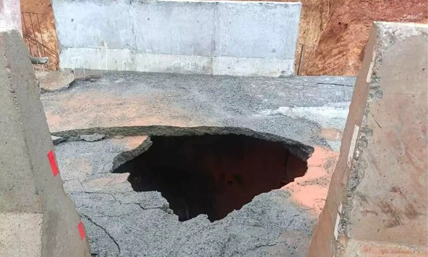 കാസര്‍കോട് ദേശീയപാതയില്‍ ടാറിങ് കഴിഞ്ഞ അപ്രോച്ച് റോഡില്‍ വന്‍ ഗര്‍ത്തം