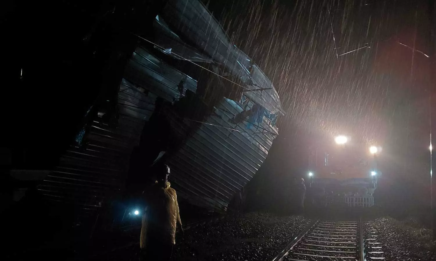 കേരളത്തിൽ കാലവര്‍ഷം കനത്തതോടെ സംസ്ഥാനത്തിന്റെ വിവിധ ഭാഗങ്ങളില്‍ ജനജീവിതം പ്രതിസന്ധിയിലായി, മഴയും കാറ്റും മണ്ണിടിച്ചിലും എങ്ങും കനത്ത നാശനഷ്ടമുണ്ടാക്കിയിട്ടുണ്ട്‌