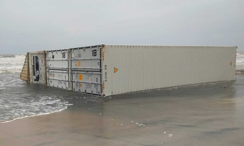 കണ്ടെയ്നറുകൾ നീക്കുന്നത് പാളി; കടലിലൂടെ പോർട്ടിലേക്ക് എത്തിക്കാനാകില്ല