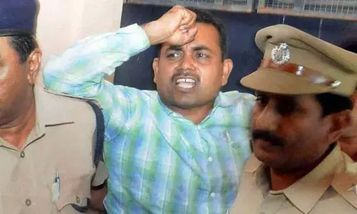 നോവലിന് പ്രസിദ്ധീകരണാനുമതി നൽകിയില്ല; ജയിലിൽ നിരാഹാരം തുടർന്ന മാവോയിസ്റ്റ് രൂപേഷ് ആശുപത്രിയിൽ നോവലിന് പ്രസിദ്ധീകരണാനുമതി നൽകിയില്ല; ജയിലിൽ നിരാഹാരം തുടർന്ന മാവോയിസ്റ്റ് രൂപേഷ് ആശുപത്രിയിൽ