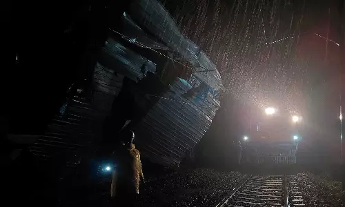 കേരളത്തിൽ കാലവര്‍ഷം കനത്തതോടെ സംസ്ഥാനത്തിന്റെ വിവിധ ഭാഗങ്ങളില്‍ ജനജീവിതം പ്രതിസന്ധിയിലായി, മഴയും കാറ്റും മണ്ണിടിച്ചിലും എങ്ങും കനത്ത നാശനഷ്ടമുണ്ടാക്കിയിട്ടുണ്ട്‌