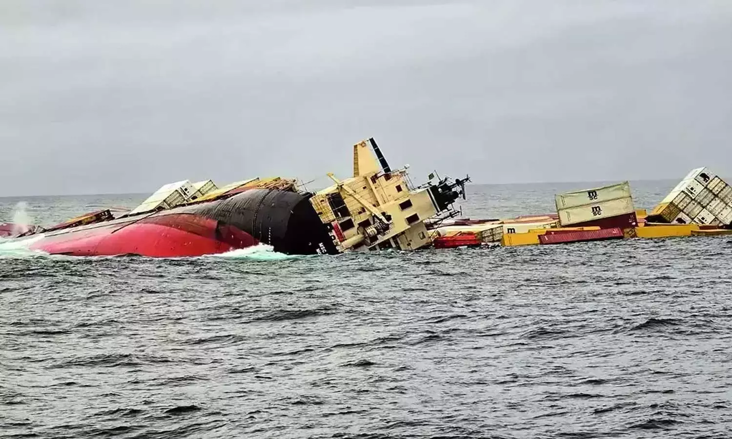 മുങ്ങിയ ചരക്കുകപ്പലില്‍ നിന്ന് പടര്‍ന്ന എണ്ണപ്പാട നീക്കാന്‍ ശ്രമം തുടരുന്നു; കണ്ടെയ്‌നറിലെ ഉത്പന്നങ്ങൾ ഉടന്‍ നീക്കിതുടങ്ങും