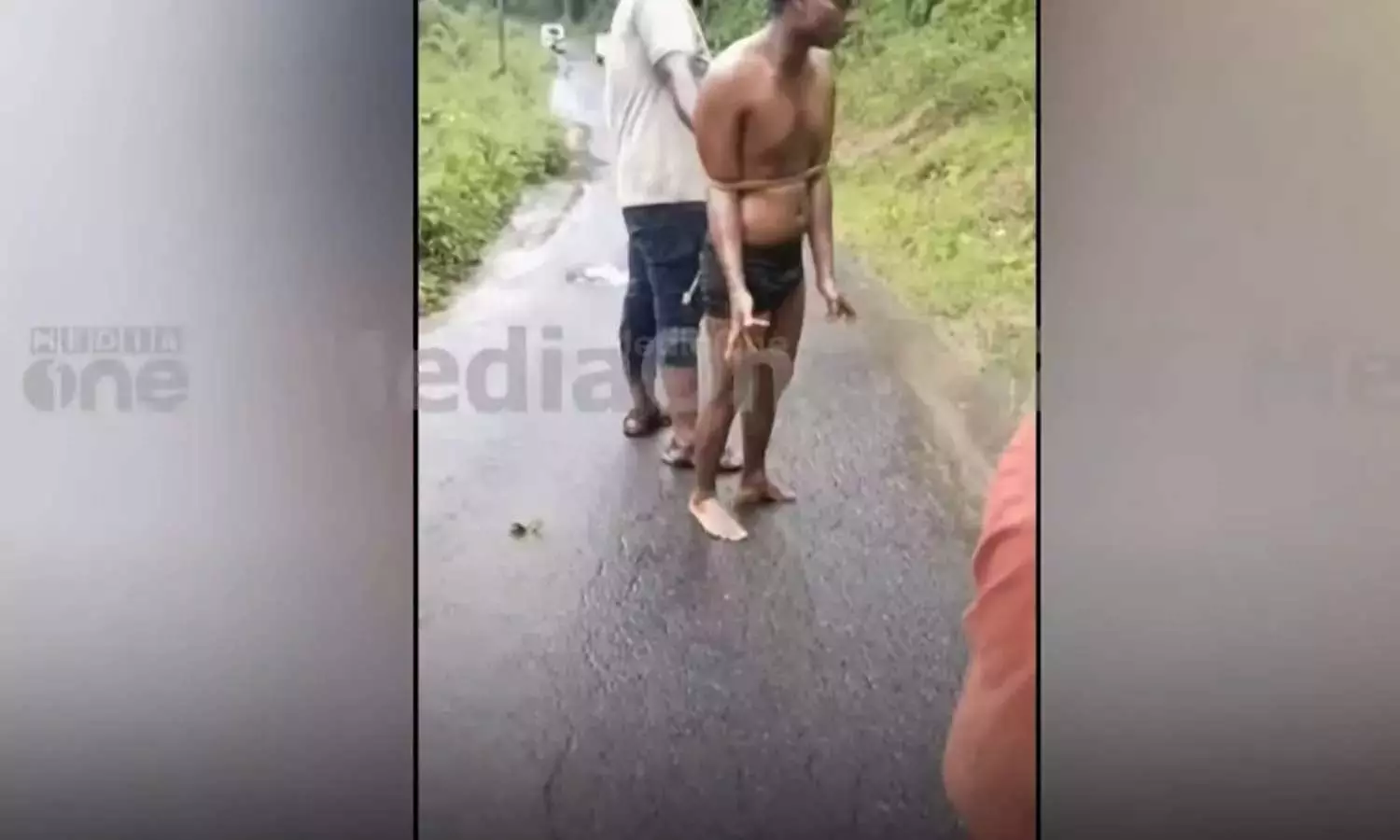 അട്ടപ്പാടിയില് ആദിവാസി യുവാവിനെ കെട്ടിയിട്ട് മർദിച്ച കേസില് രണ്ടു പ്രതികൾ പിടിയിൽ അട്ടപ്പാടിയില് ആദിവാസി യുവാവിനെ കെട്ടിയിട്ട് മർദിച്ച കേസില് രണ്ടു പ്രതികൾ പിടിയിൽ