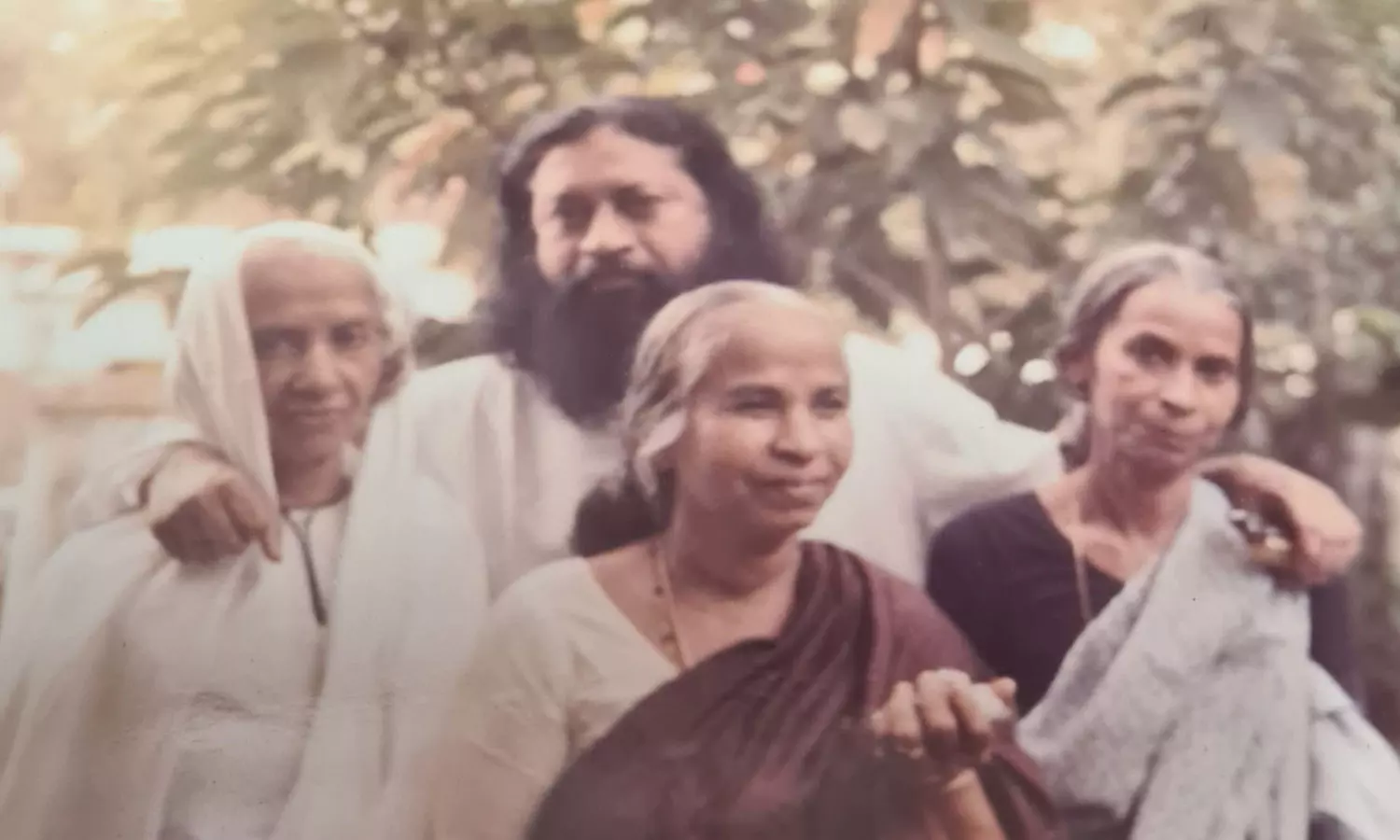 ബക്കറും സഹോദരിമാരും. മധ്യത്തിൽ ആയിഷ (ഉഷ) ബക്കറും സഹോദരിമാരും. മധ്യത്തിൽ ആയിഷ (ഉഷ)