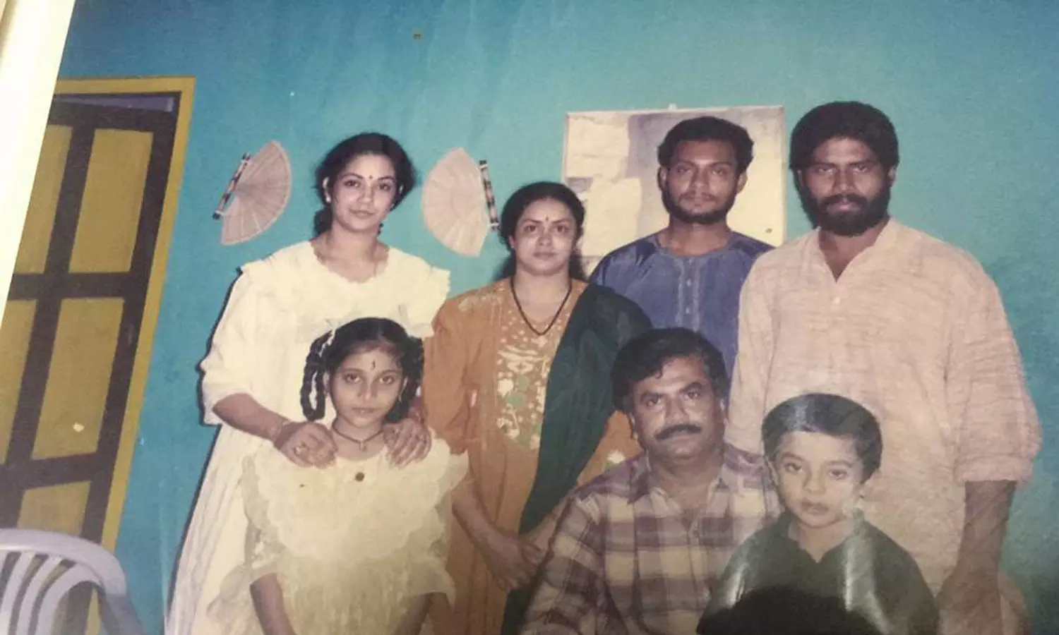 .ശാന്തി കൃഷ്ണയും മറ്റു അഭിനേതാക്കളും ആദം അയൂബിനൊപ്പം .ശാന്തി കൃഷ്ണയും മറ്റു അഭിനേതാക്കളും ആദം അയൂബിനൊപ്പം