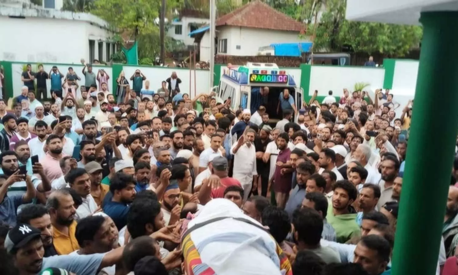 മൃതദേഹം കുത്താർ മദനി നഗർ ജുമാമസ്ജിദ് ഖബർസ്ഥാനിൽ ഖബറടക്കാനെത്തിച്ചപ്പോൾ മൃതദേഹം കുത്താർ മദനി നഗർ ജുമാമസ്ജിദ് ഖബർസ്ഥാനിൽ ഖബറടക്കാനെത്തിച്ചപ്പോൾ