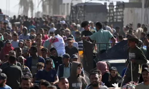 ക്രൂരത ഭക്ഷണത്തോടും...; ഗസ്സയിലെ റഫയിൽ ഭക്ഷ്യവിതരണകേന്ദ്രത്തിൽ ഇസ്രായേൽ സൈന്യത്തിന്‍റെ വെടിവെപ്പ്