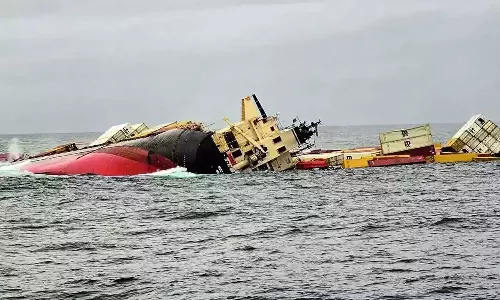 മുങ്ങിയ ചരക്കുകപ്പലില്‍ നിന്നുള്ള എണ്ണ വ്യാപിച്ചത് അഞ്ച് കിലോമീറ്റർ ചുറ്റളവിൽ; നീക്കാനുള്ള ദൗത്യം തുടരുന്നു