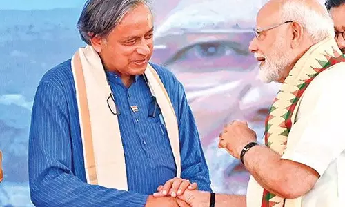 വിദേശത്ത് പോലും മോദി പ്രശംസ; ശശി തരൂരിനെ ഇനിയും ചുമക്കേണ്ടതില്ലെന്ന്  ഒരു വിഭാഗം നേതാക്കള്‍