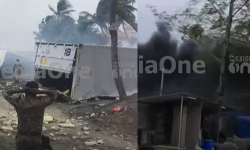 കൊല്ലം ശക്തികുളങ്ങരയിൽ കണ്ടെയ്നർ നീക്കം ചെയ്യുന്നതിനിടെ തീപിടിത്തം കൊല്ലം ശക്തികുളങ്ങരയിൽ കണ്ടെയ്നർ നീക്കം ചെയ്യുന്നതിനിടെ തീപിടിത്തം