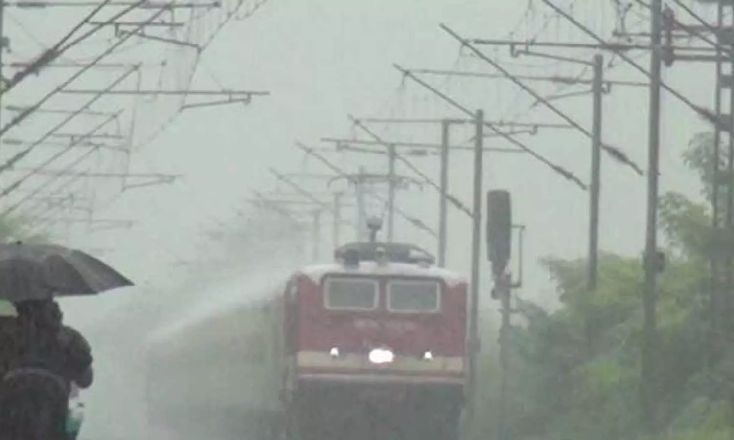 സംസ്ഥാനത്ത് കനത്തമഴ; ട്രെയിനുകൾ വൈകിയോടുന്നു സംസ്ഥാനത്ത് കനത്തമഴ; ട്രെയിനുകൾ വൈകിയോടുന്നു