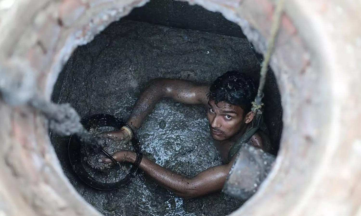 വികസിത് ഭാരത് പദ്ധതിക്ക് ₹26,000 കോടി; നിരോധനത്തിലും തുടരുന്ന തോട്ടിപ്പണി വികസിത് ഭാരത് പദ്ധതിക്ക് ₹26,000 കോടി; നിരോധനത്തിലും തുടരുന്ന തോട്ടിപ്പണി