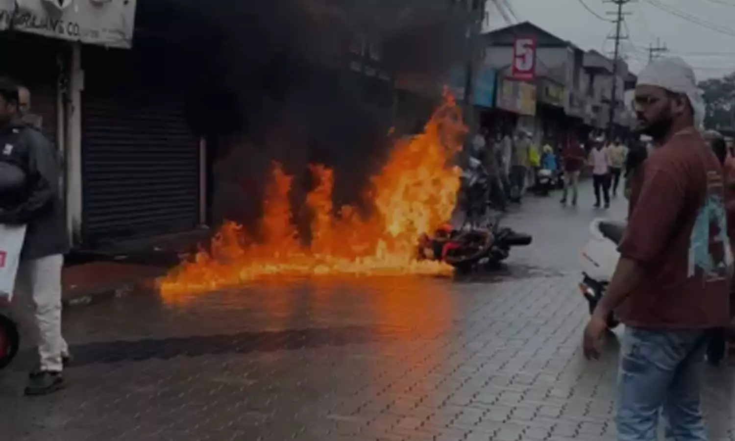 കോഴിക്കോട് പാളയത്ത് ബൈക്കിന് തീപിടിച്ചു