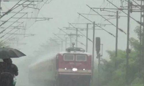 സംസ്ഥാനത്ത് കനത്തമഴ; ട്രെയിനുകൾ വൈകിയോടുന്നു