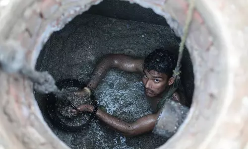 വികസിത് ഭാരത് പദ്ധതിക്ക് ₹26,000 കോടി; നിരോധനത്തിലും തുടരുന്ന തോട്ടിപ്പണി വികസിത് ഭാരത് പദ്ധതിക്ക് ₹26,000 കോടി; നിരോധനത്തിലും തുടരുന്ന തോട്ടിപ്പണി