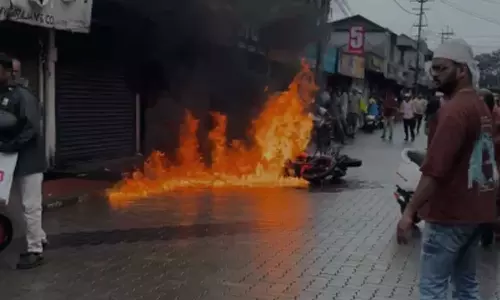 കോഴിക്കോട് പാളയത്ത് ബൈക്കിന് തീപിടിച്ചു