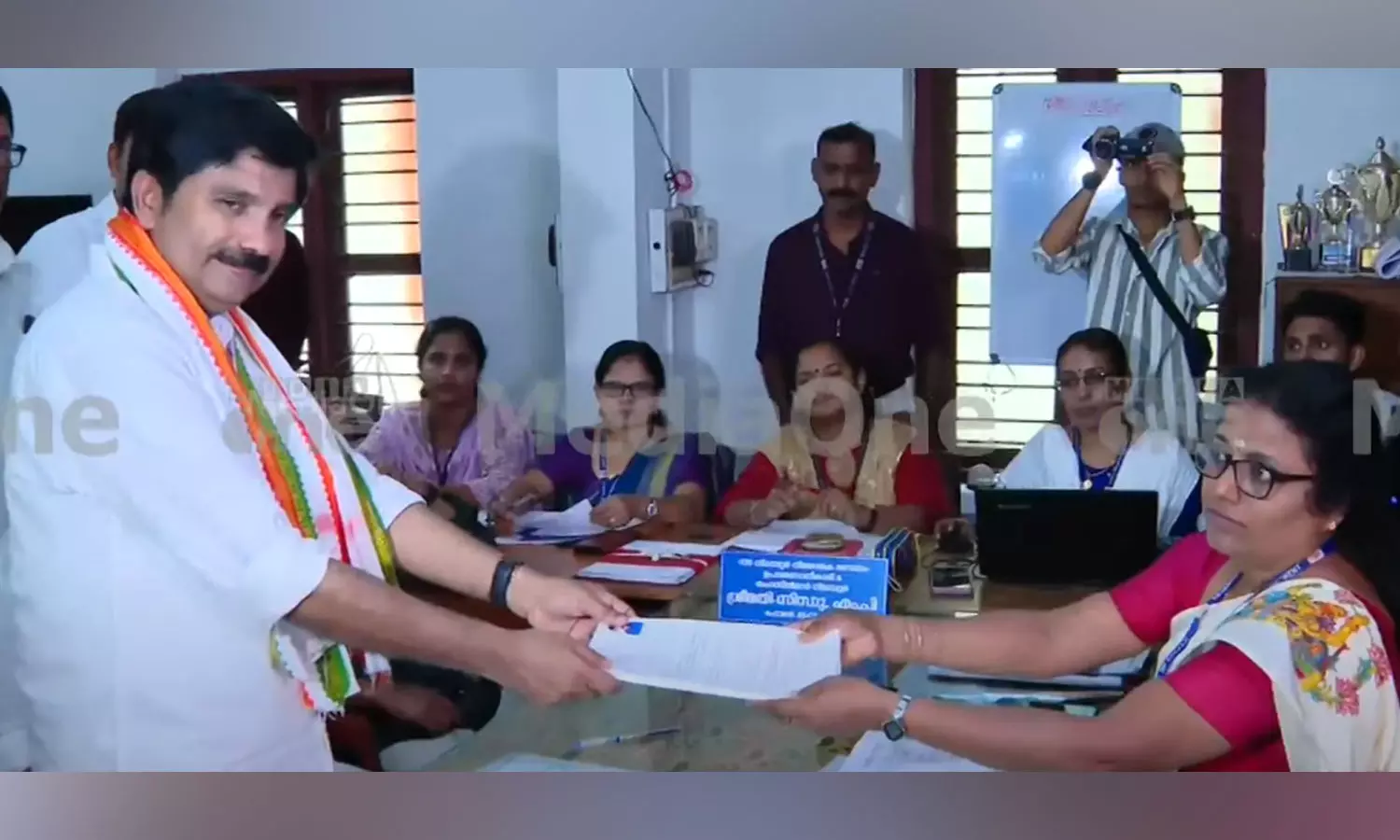 നിലമ്പൂർ ഉപതെരഞ്ഞെടുപ്പ്: ആര്യാടൻ ഷൗക്കത്ത് നാമനിർദേശ പത്രിക സമർപ്പിച്ചു