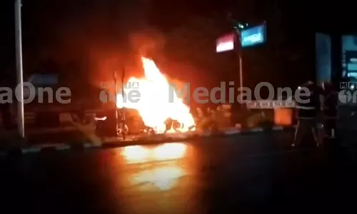 ആലുവയിൽ ലോറിയുടെ പിന്നിലിടിച്ച് കാർ പൂർണ്ണമായി കത്തിനശിച്ചു