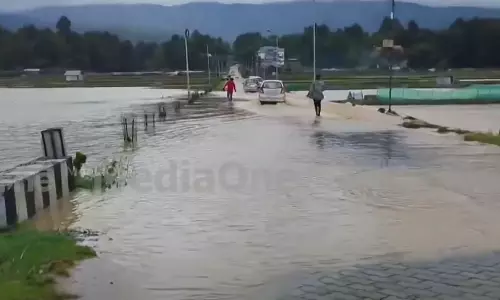 വടക്കുകിഴക്കൻ സംസ്ഥാനങ്ങളിൽ ശക്തമായ മഴയിൽ 13 മരണം; മണ്ണിടിച്ചിലിൽ നിരവധി വീടുകൾ തകർന്നു
